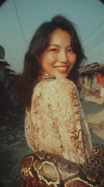 1981年，列车员王明儒驾驶列车行驶在熟悉的轨道上