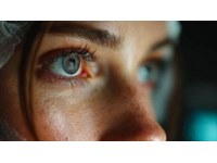 女子火车上遇美瞳碎裂危机，提醒安全佩戴隐形眼镜的重要性