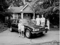 1981年，列车员王明儒驾驶列车行驶在熟悉的轨道上