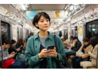 列车售货员因舆论风波暂停工作，网友呼吁恢复其职务；内容长度：1394字