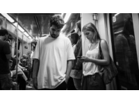 他们是在火车上相遇的，之后发生的故事太美好