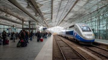 五一假期出行受阻D7987次列车突发故障致旅客滞留
