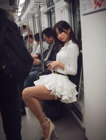 女子伸腿阻拦高铁被拘留:深圳至厦门列车紧急事件警示众生