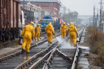 长沙部分列车停运 为确保铁路运输安全和旅客出行安全,多地暴雨天气影响导致部分列车临时停运。