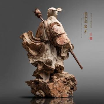 宝妈带30斤非遗木雕哪吒春游,高铁上的文化变形金刚吸引众人目光