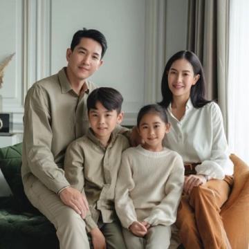 李亚鹏全家一起乘坐绿皮火车去昆明度假