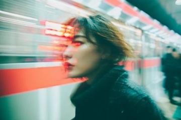 干得漂亮!沈阳地铁小姐姐背着受伤女大学生狂奔数百米赶高铁……