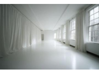 母亲陪手术孩子购三座遭无座乘客辱骂，乘警反应引发争议