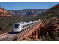 夜幕降临，与家人告别后踏上返程高铁之旅