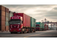 红岩杰狮中置轴平板货车：高效安全运输新选择