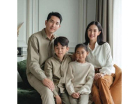 李亚鹏全家一起乘坐绿皮火车去昆明度假