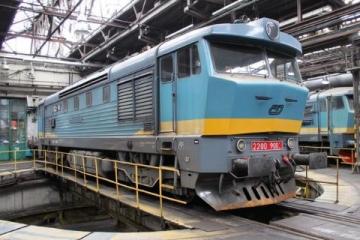 春运火车之旅:从空荡车厢到拥挤的人潮体验