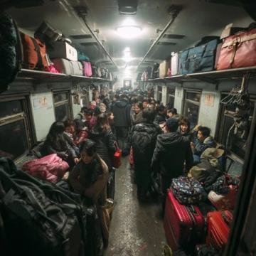 近日,一段感人至深的视频在网络上广为传播,在一趟从乌海开往北京的K396列车上