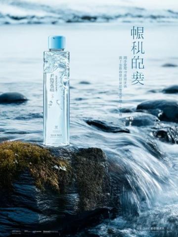 上海一男子在火车上将水瓶砸向另一旅客头部