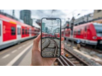 印度火车翻覆现场：年轻人无知爬上车厢自拍，触碰高压线引发大火