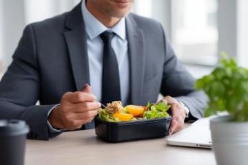 火车盒饭为何冷落?退休乘务员揭秘三大原因