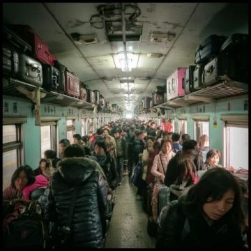 石家庄火车站明显低估了回家的客流量,4月30号,我儿子从北京坐火车到石家庄