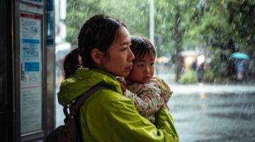 重庆一女子带小孩坐高铁,给孩子买了一张半票,没想到……