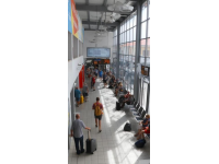 汉口高铁站门禁事件：海洋之门紧闭，旅客焦急等待