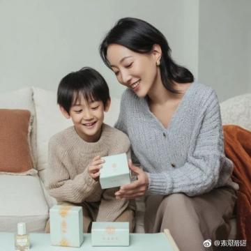 广西高铁:女子感动落泪见老人手捧冷饭乘车