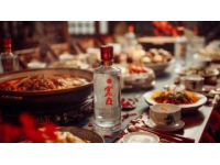 他不发财谁发财？一家食品厂老板为员工送回家过年