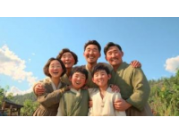 绿皮火车上的温暖邂逅：与彝族家庭的一段难忘旅途