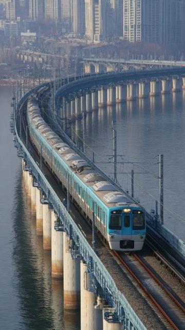 31℃闷热火车上一锤破窗逃生网友赞乘客们临危不乱
