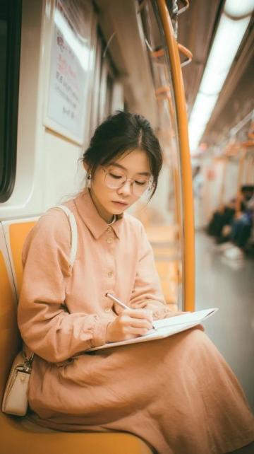 高考后少年乘绿皮火车旅行：一段纯粹青春的启程