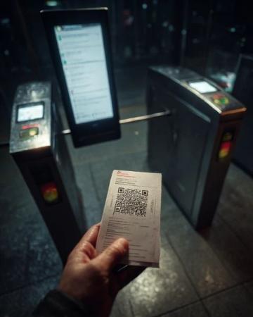 火车开出五公里，我发现票是明天的