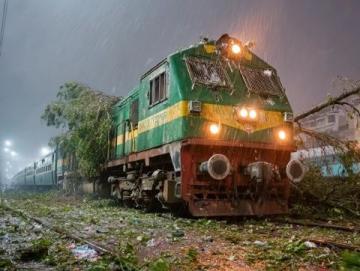 北京西站27趟列车停运受降雨致线路湿滑影响