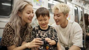 母爱无声:火车上的母子餐感动众人心