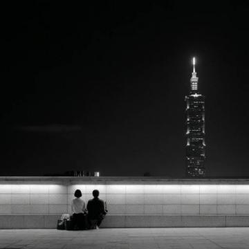 在繁忙的上海火车站，熙熙攘攘的人流中，一对年轻夫妻正准备乘坐前往外地的火车