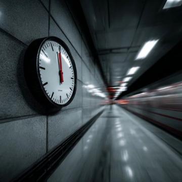 K985次列车54分钟停兰站:火车停靠时间之谜揭秘