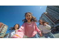 新疆女高中生高铁上欢快起舞，荣威纯电D6续航夺冠引热议