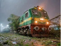北京西站27趟列车停运受降雨致线路湿滑影响