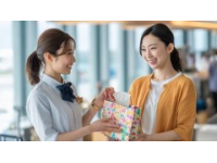 达州火车站客运员化身护工特事特办暖人心在火车站熙熙攘攘的人潮中