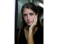 火车霸座女被铐走引热议：撒泼尖叫拒让座，网友直呼“金手镯