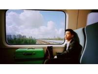 清明假期绿皮火车拥挤体验：实惠又贴心的上班通勤选择