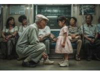 河南icon，火车上，熊孩子一直在哭闹，无人制止,小伙忍无可忍
