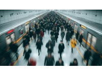杭州火车站突发事故：旅客坠轨致列车延误，紧急调查中