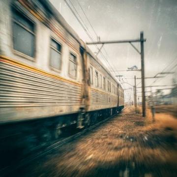 列车砸窗事件：情绪管理与责任的紧急时刻平衡