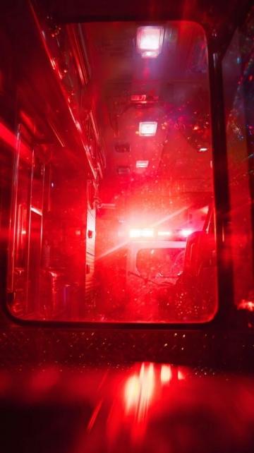列车上的急救英雄：民警紧急救援昏厥旅客显真情