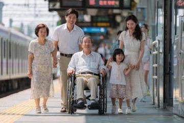 小凤一家与金哥的高铁之旅