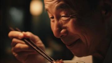 广西高铁上老人吃冷饭引深思：关注默默奉献的身影