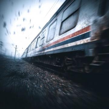 列车砸窗事件：情绪管理与责任的紧急时刻平衡