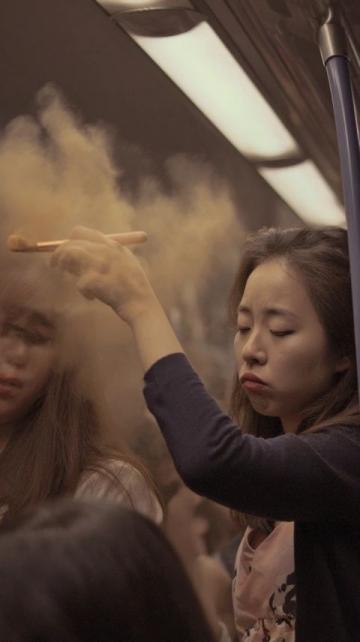 漠视规则必付代价太嚣张了!男子在列车上抽烟,乘务员怒斥万一起火怎么办?