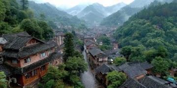 火车驶入湖南:乡村美景与陈旧房屋的对比