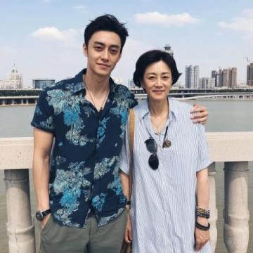 小凤一家与金哥的高铁之旅