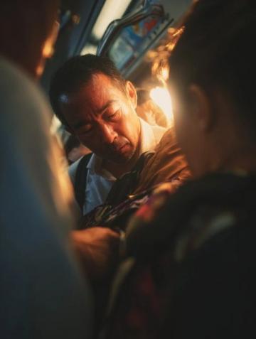 列车上的急救英雄：民警紧急救援昏厥旅客显真情