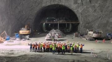高铁穿越秦岭：40分钟跨越百公里隧道群的奇迹工程